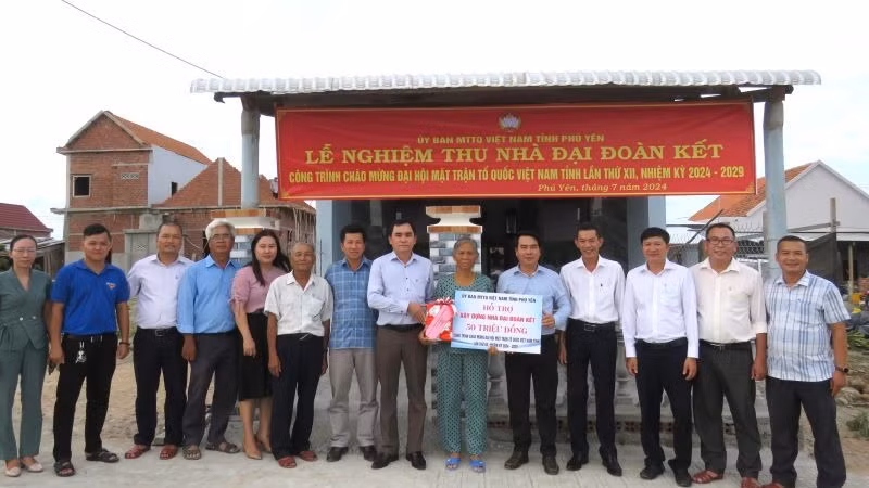 Ủy ban Mặt trận Tổ quốc Việt Nam tỉnh trao tiền hỗ trợ xây nhà đại đoàn kết cho hộ nghèo