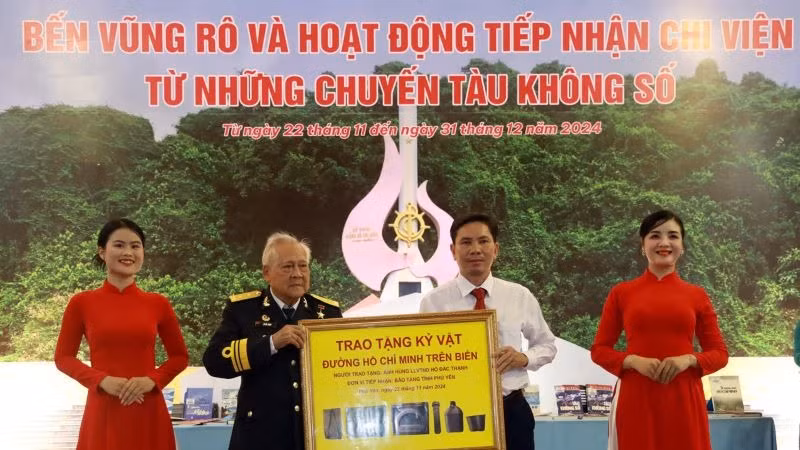 Anh hùng Lực lượng vũ trang nhân dân Hồ Đắc Thạnh, thuyền trưởng của 12 chuyến tàu Không số trao tặng kỷ vật đường Hồ Chí Minh trên biển cho Bảo tàng Phú Yên.