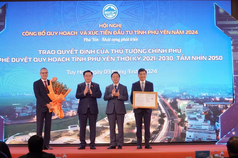 Chủ tịch Quốc Hội Vương Đình Huệ, Phó Thủ tướng Trần Hồng Hà tặng hoa, trao quyết định công bố quy hoạch cho tỉnh Phú Yên. Chủ tịch Quốc Hội Vương Đình Huệ, Phó Thủ tướng Trần Hồng Hà tặng hoa, trao quyết định công bố quy hoạch cho tỉnh Phú Yên.