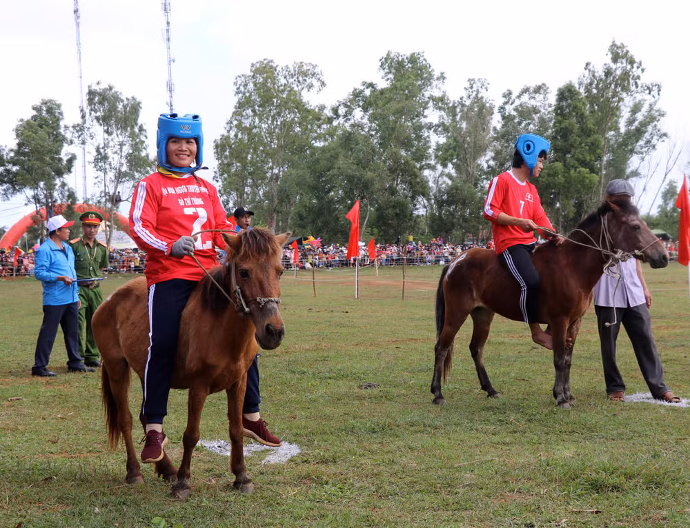 Lần đầu một nữ vận động viên tham gia tranh tài tại Hội đua ngựa truyền thống Gò Thì Thùng