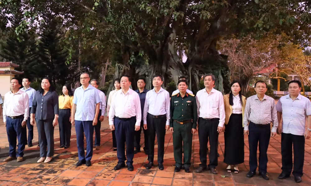 Trưởng Ban Tuyên giáo Trung ương và đoàn công tác dâng hương tại Đền thờ Lương Văn Chánh, xã Hòa Trị, huyện Phú Hòa, tỉnh Phú Yên.