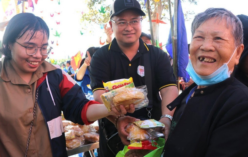 Bệnh nhân Trần Thị Nhẫn (sinh năm 1950) vui được nhận quà tặng từ Chương trình " Gian hàng không đồng-Tết sum vầy, Tết cho người bệnh".