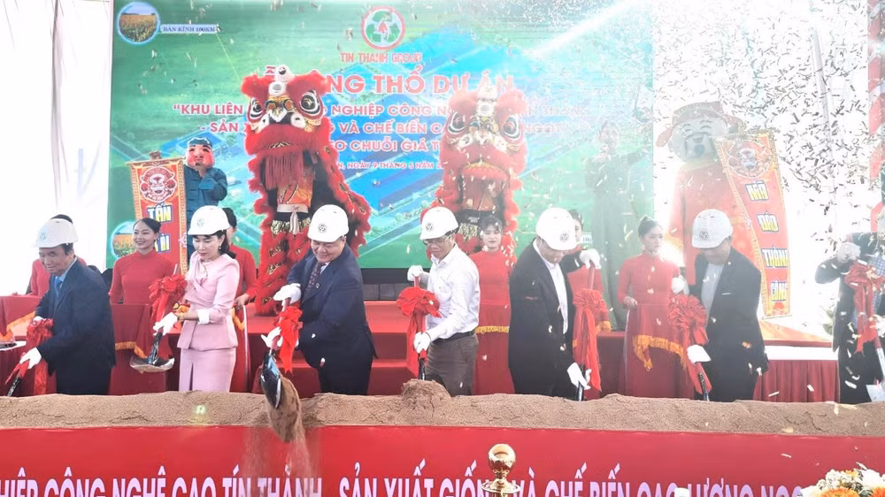 Các đại biểu dự lễ thực hiện nghi thức động thổ dự án.