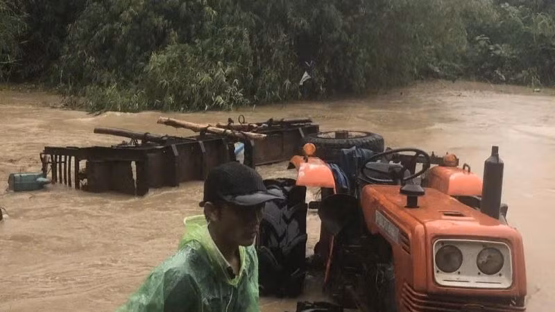 Hiện trường rơ-mooc chiếc công nông bị lật giữa dòng suối. (Ảnh: CTV) 