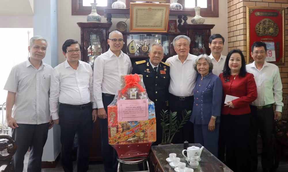 Đồng chí Nguyễn Hòa Bình chúc Tết và tặng quà Anh hùng Lực lượng vũ trang Nhân dân Hồ Đắc Thạnh.