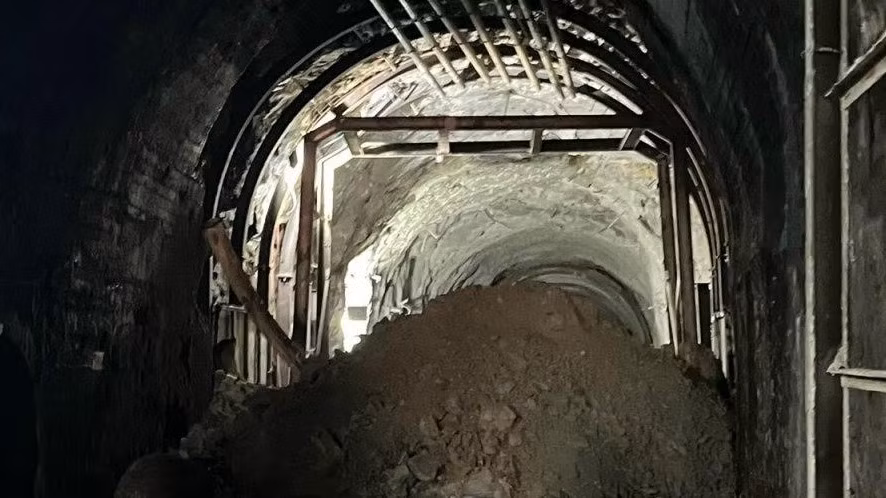 Một khối lượng lớn đất đá sạt lở bên trong hầm Bãi Gió chưa được khắc phục do tình trạng sạt lở diễn biến phức tạp.