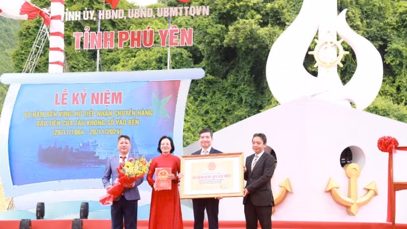 Đại diện lãnh đạo Bộ Văn hóa, Thể thao và Du lịch trao Bằng Di tích quốc gia đặc biệt Đường Hồ Chí Minh trên biển cho tỉnh Phú Yên.