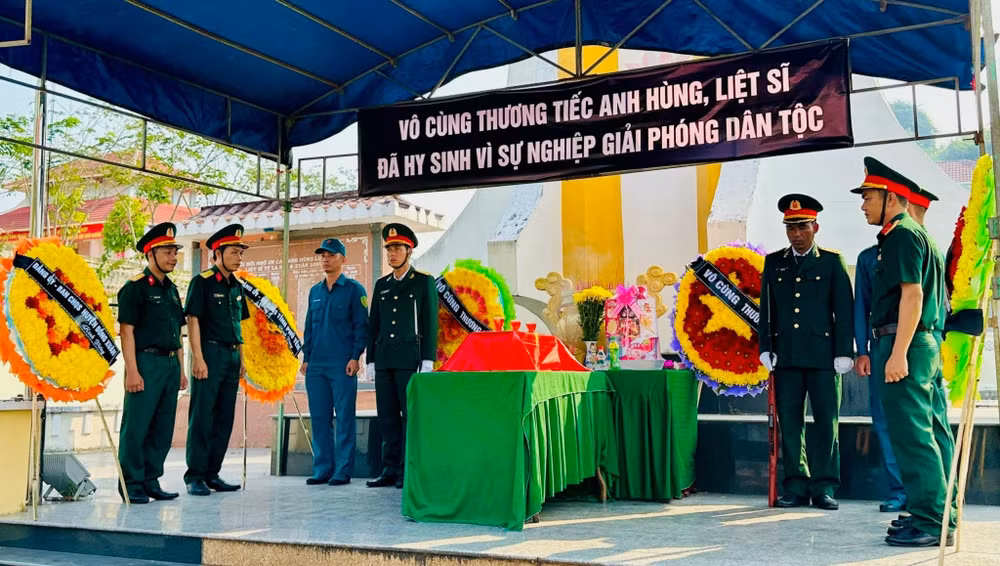 Lễ truy điệu, an táng hài cốt liệt sĩ tại nghĩa trang thị trấn La Hai, huyện Đồng Xuân sáng 2/4.