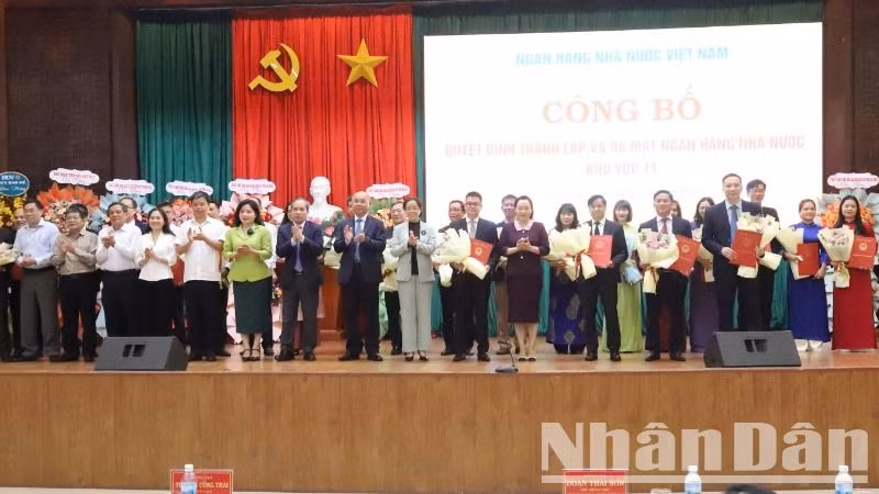 Lãnh đạo Ngân hàng Nhà nước và lãnh đạo các tỉnh Tây Nguyên chụp hình chụp hình lưu niệm với Ban Giám đốc và lãnh đạo các phòng của Ngân hàng Nhà nước Khu vực 11.