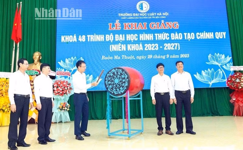 Tiến sĩ Đoàn Trung Kiên, Hiệu trưởng Trường Đại học Luật Hà Nội đánh trống khai giảng khóa 48 tại Phân hiệu tỉnh Đắk Lắk.