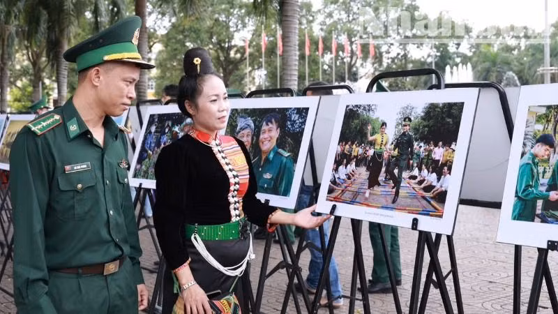 Các cán bộ, chiến sĩ biên phòng và người dân thăm quan triển lãm.