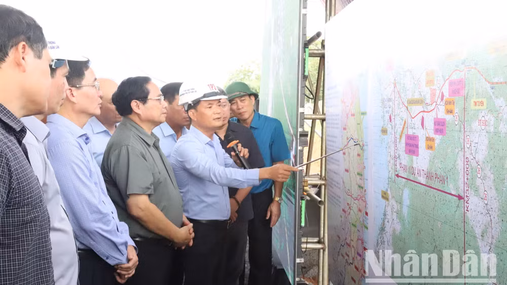Thủ tướng kiểm tra tiến độ thi công Dự án cao tốc Khánh Hòa-Buôn Ma Thuột trên sơ đồ.