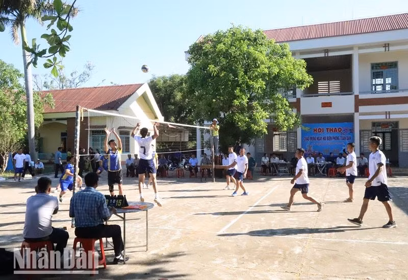 Hoạt động thể thao trong Ngày hội Biên phòng toàn dân xã Ea Bung.