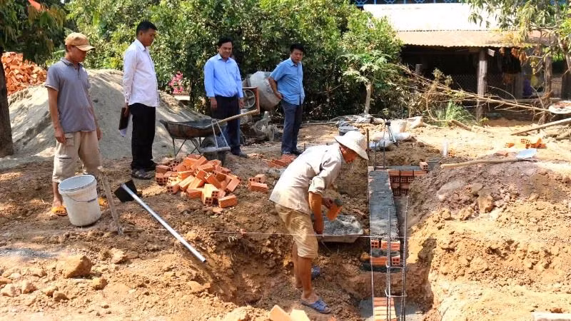 Các nhà thầu, đơn vị thi công đã và đang khắc phục khó khăn về điều kiện thời tiết, đẩy nhanh tiến độ thi công xây dựng nhà cho hộ nghèo.