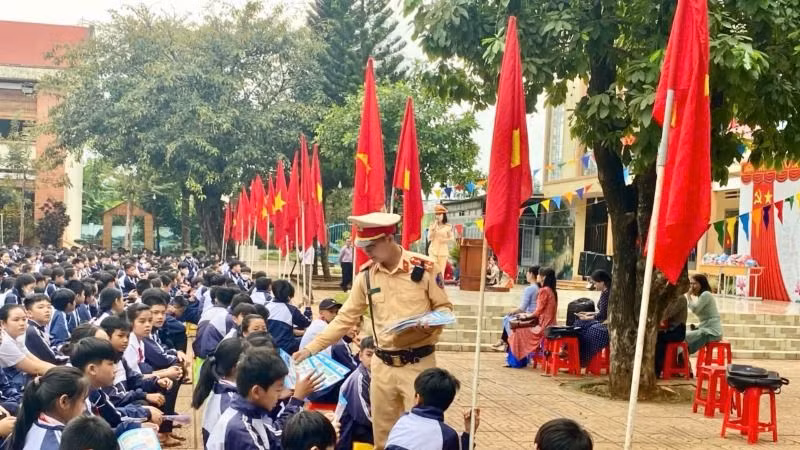 Lực lượng cảnh sát giao thông Công an tỉnh Đắk Luật tuyên truyền Luật Trật tự, an toàn giao thông đường bộ cho học sinh.
