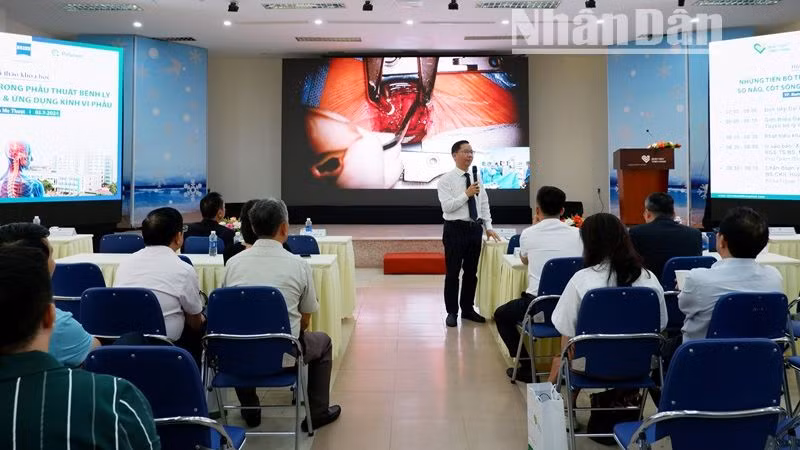 Ca phẫu thuật thị phạm trên kính vi phẫu được truyền trực tiếp từ phòng mổ đến hội trường để các đại biểu cùng quan sát, thảo luận, chia sẻ kinh nghiệm.