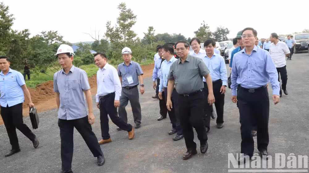 Thủ tướng đi thị sát Dự án đường bộ cao tốc Khánh Hòa-Buôn Ma Thuột trên địa bàn xã Hòa Đông, huyện Krông Pắc, tỉnh Đắk Lắk.