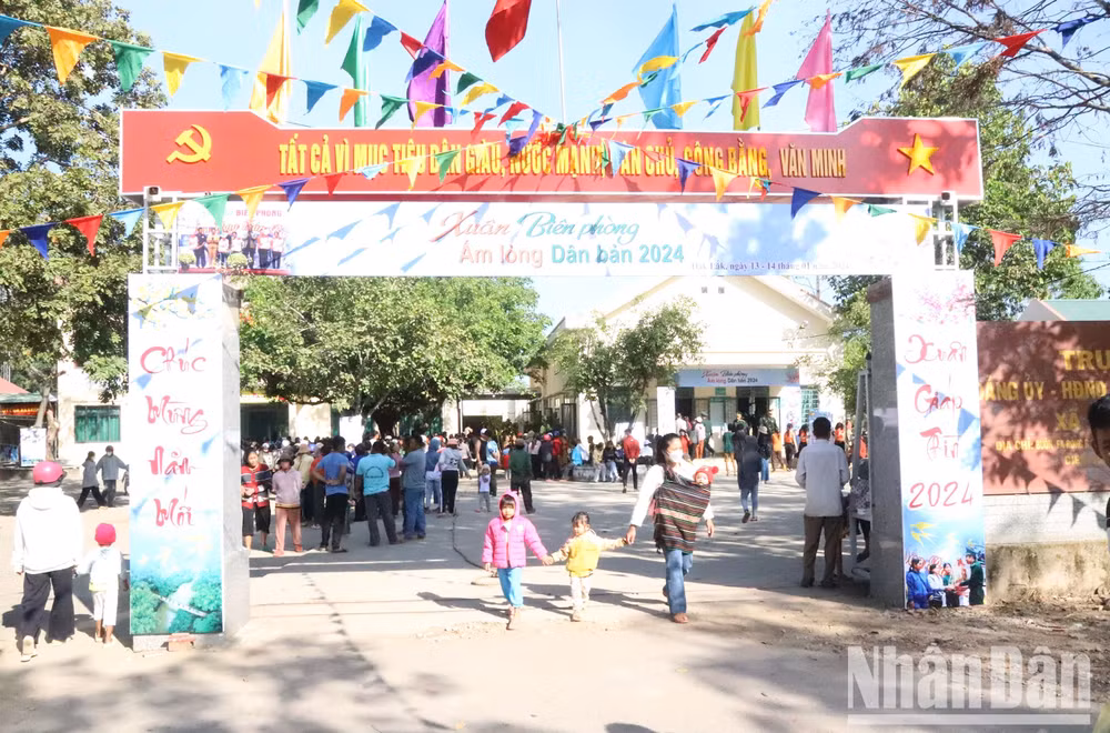 Chương trình “Xuân biên phòng - Ấm lòng dân bản” - Tết Giáp Thìn 2024 tại tỉnh Đắk Lắk được tổ chức tại xã Krông Na, huyện Buôn Đôn.