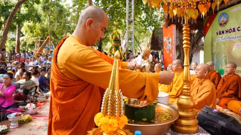 Lễ cúng tắm Phật trong ngày Tết cổ truyền Bunpimay-Lào tại huyện Buôn Đôn.