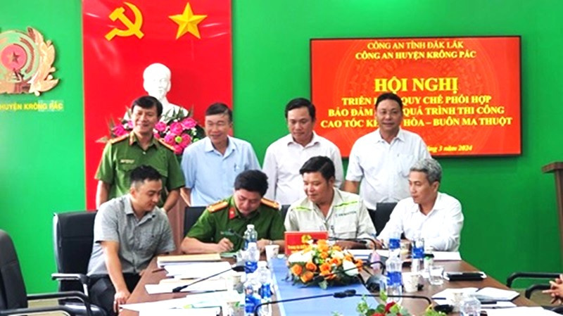 Đại diện Ban Quản lý dự án đầu tư xây dựng công trình giao thông và nông nghiệp phát triển nông thôn tỉnh Đắk Lắk, các nhà thầu và Công an huyện Krông Pắc ký kết quy chế phối hợp bảo đảm an ninh trật tự.