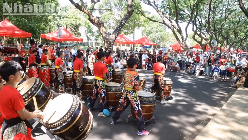 Các hoạt động văn hóa phục vụ nhân dân và du khách trong dịp nghỉ lễ 30/4 và 1/5 tại thành phố Buôn Ma Thuột.