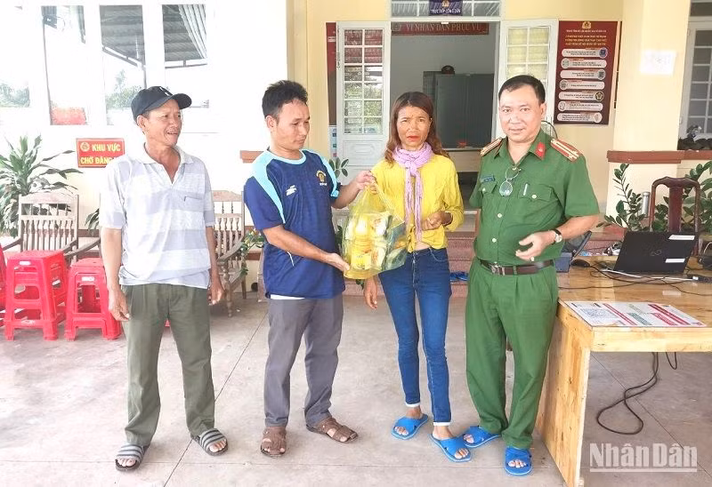 Công an xã Ea Wer hỗ trợ nhu yếu phẩm cho chị H.N.Ê.