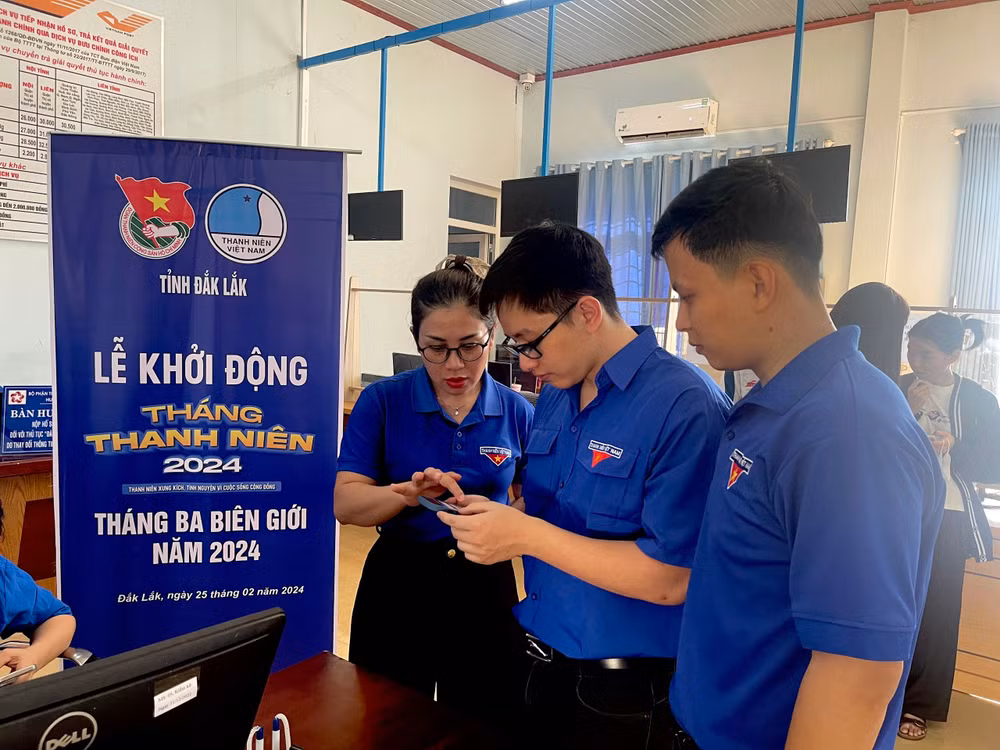 Các thanh niên tình nguyện hướng dẫn chuyển đổi số cho đoàn viên, thanh niên khu vực biên giới.