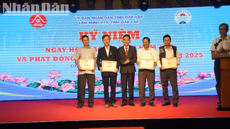 Trao tặng Kỷ niệm chương vì sự nghiệp hợp tác xã cho các cá nhân có nhiều đóng góp vào sự nghiệp xây dựng và phát triển hợp tác xã.