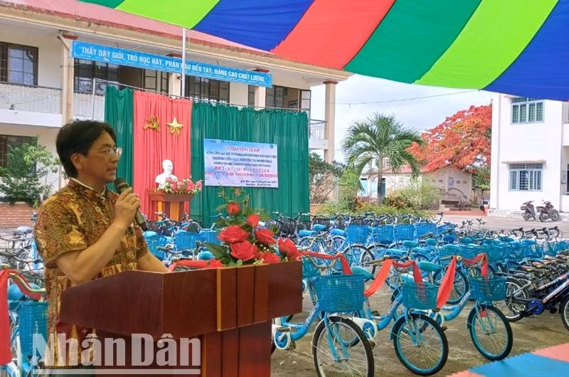 Đại diện Câu lạc bộ Toyohashi Golden Rotary-Nhật Bản phát biểu tại lễ trao tặng.