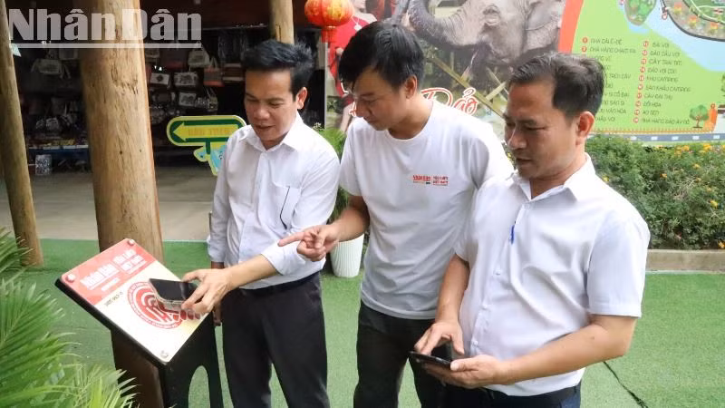 Anh Trần Minh Tuấn, đại diện Công ty cổ phần Phygital Labs, đối tác triển khai Dự án "Yêu lắm Việt Nam" hướng dẫn cách sử dụng điện thoại thông minh quét, trải nghiệm dự án.