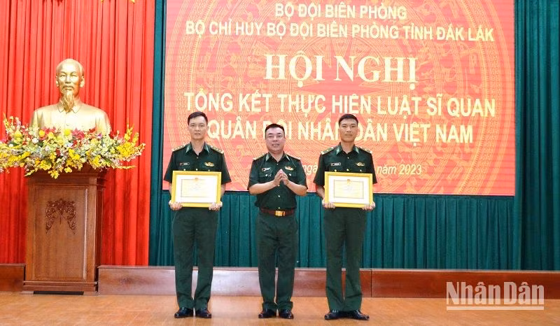 Lãnh đạo Bộ Chỉ huy Bộ đội Biên phòng tỉnh Đắk Lắk khen thưởng cho tập thể và cá nhân có thành tích trong thực hiện Luật Sĩ quan Quân đội nhân dân Việt Nam.