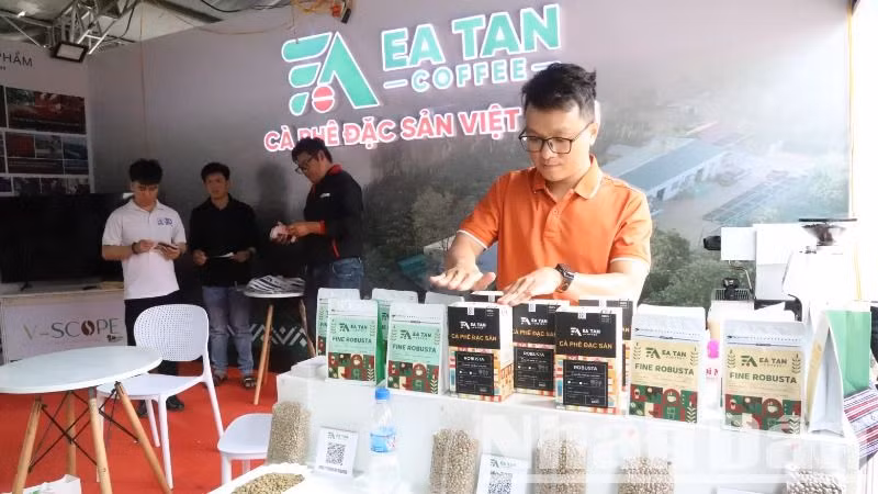 Hợp tác xã Ea Tân, huyện Krông Năng, tỉnh Đắk Lắk giới thiệu các sản phẩm cà-phê có chứng nhận quốc tế tại hội chợ.