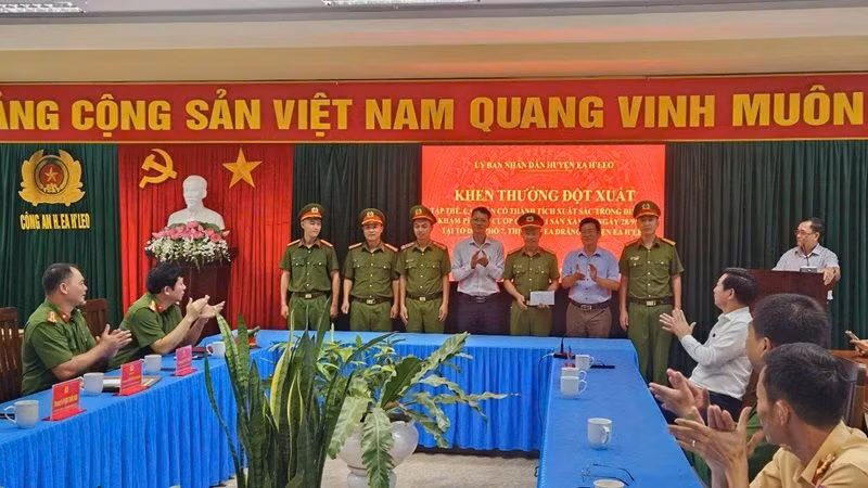 Đảng ủy và Ủy ban nhân dân thị trấn Ea Drăng tặng thưởng cho Ban Chuyên án.