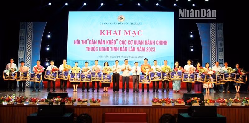 Ban tổ chức Hội thi tặng Cờ lưu niệm cho các đội dự thi.