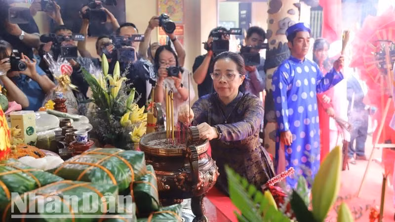 Phó Bí thư Thường trực Tỉnh ủy, Chủ tịch Hội đồng nhân dân tỉnh Đắk Lắk Huỳnh Thị Chiến Hòa dâng hương tưởng nhớ các Vua Hùng.