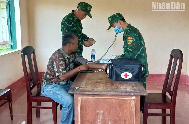 Thiếu úy Ta Bun được Quân y Đồn Biên phòng Ea H’leo chăm sóc sức khỏe ban đầu.