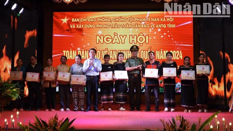 Bí thư Tỉnh ủy Đắk Lắk Nguyễn Đình Trung và Thiếu tướng Lê Vinh Quy, Giám đốc Công an tỉnh trao quà cho các gia đình người dân tộc thiểu số có hoàn cảnh khó khăn trên địa bàn thành phố Buôn Ma Thuột.