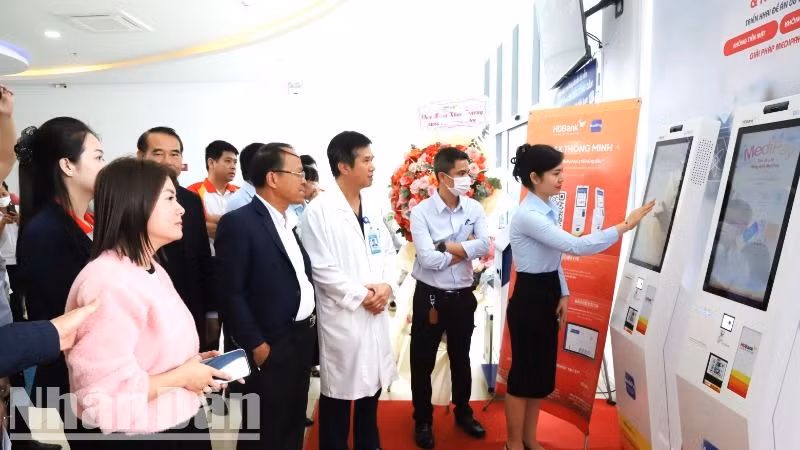 Các đại biểu đã tham quan thực tế hệ thống Kiosk y tế thông minh đang triển khai tại Bệnh viện Đại học Y Dược Buôn Ma Thuột.
