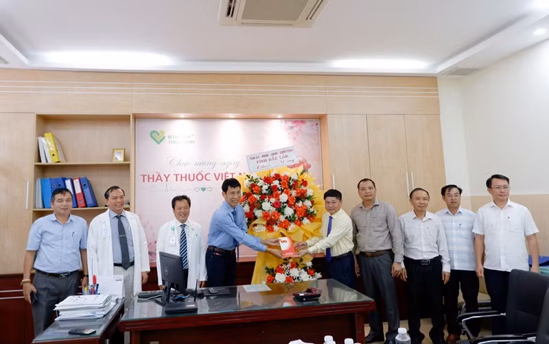 Phó Bí thư Thường trực Tỉnh ủy Đắk Lắk Phạm Minh Tấn và đoàn công tác của tỉnh thăm, tặng hoa chúc mừng cán bộ, y bác sĩ và nhân viện Bệnh viện đa khoa Thiện Hạnh.