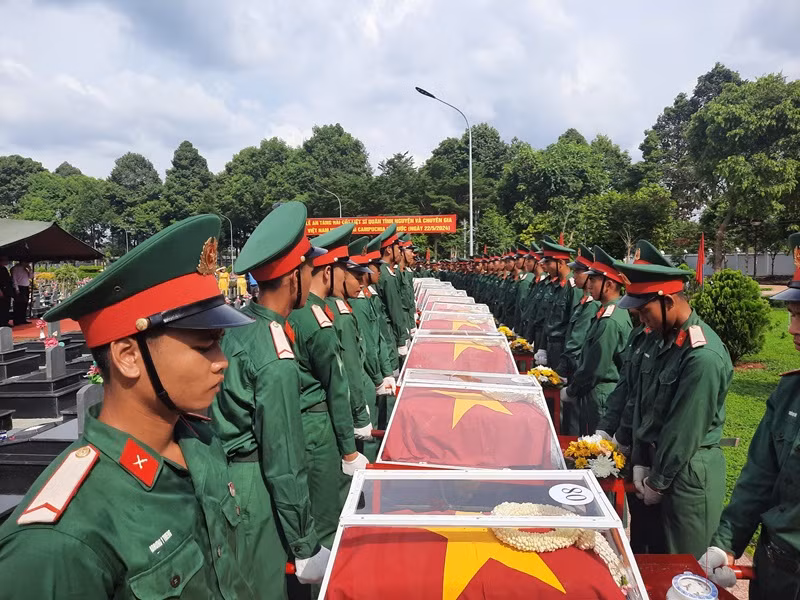 Hài cốt 27 liệt sĩ quân tình nguyện và chuyên gia Việt Nam hy sinh trên trong thời kỳ chiến tranh trên chiến trường tỉnh Mondulkiri, Vương quốc Campuchia được quy tập trong mùa khô 2023-2024.