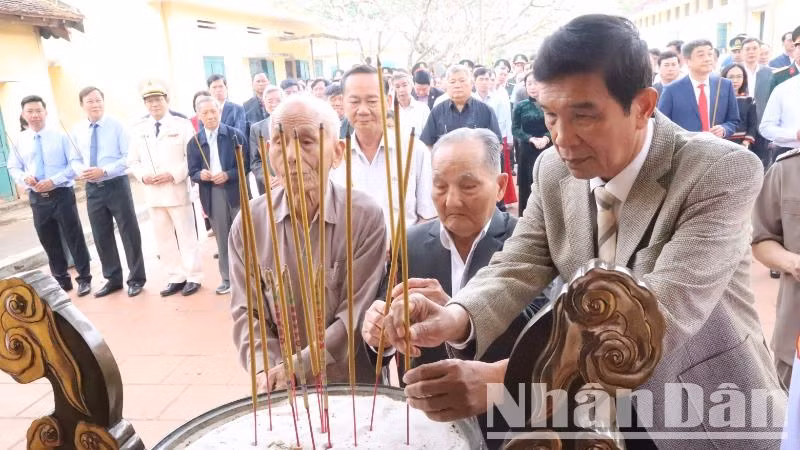 Các đồng chí nguyên lãnh đạo tỉnh Đắk Lắk qua các thời kỳ dâng hương tưởng niệm các chiến sĩ cách mạng đã hy sinh tại Di tích lịch sử quốc gia đặc biệt Nhà đày Buôn Ma Thuột, nhân kỷ niệm 50 năm Chiến thắng Buôn Ma Thuột (10/3/1975-10/3/2025).