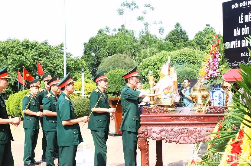 Đoàn đại biểu Quân khu 5 và Bộ Chỉ huy Quân sự tỉnh Đắk Lắk dâng hương tưởng niệm các Anh hùng liệt sĩ.