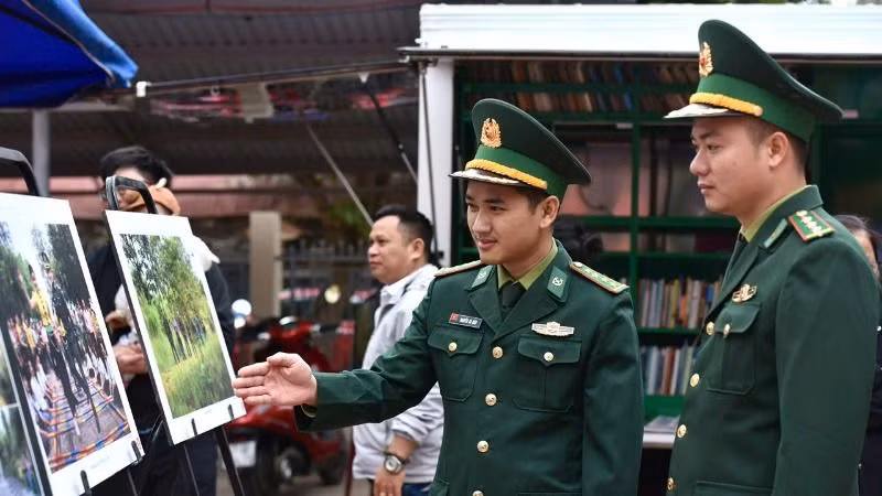 Cán bộ, chiến sĩ Bộ đội Biên phòng tỉnh Đắk Lắk thăm quan gian trưng bày ảnh chào mừng Ngày thơ Việt Nam năm 2025.