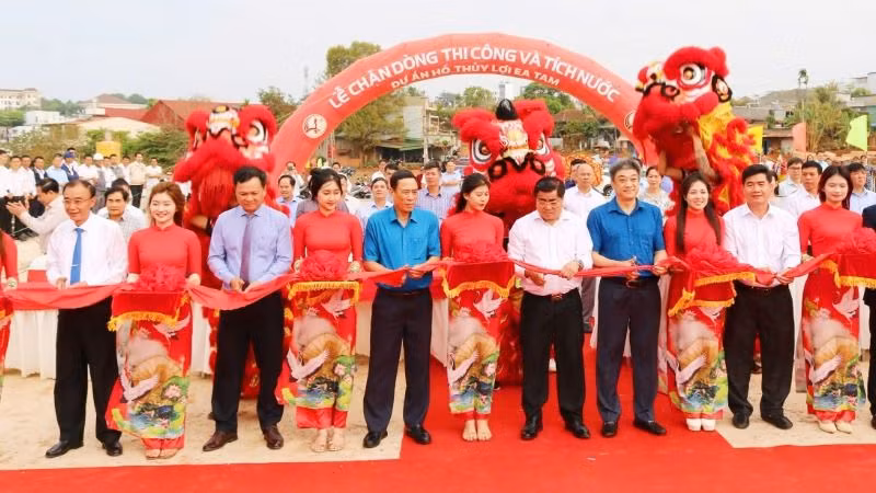 Các đại biểu cắt băng chặn dòng thi công và tích nước công trình.