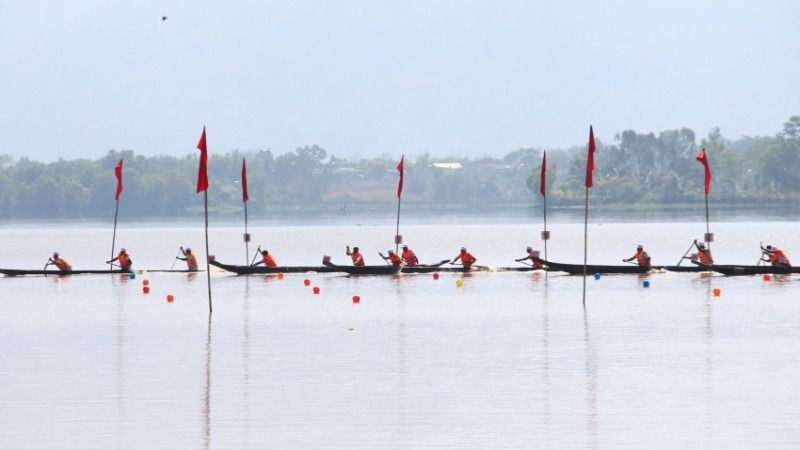 Các đội tranh tài ở hạng mục đua thuyền độc mộc ba vận động viên.