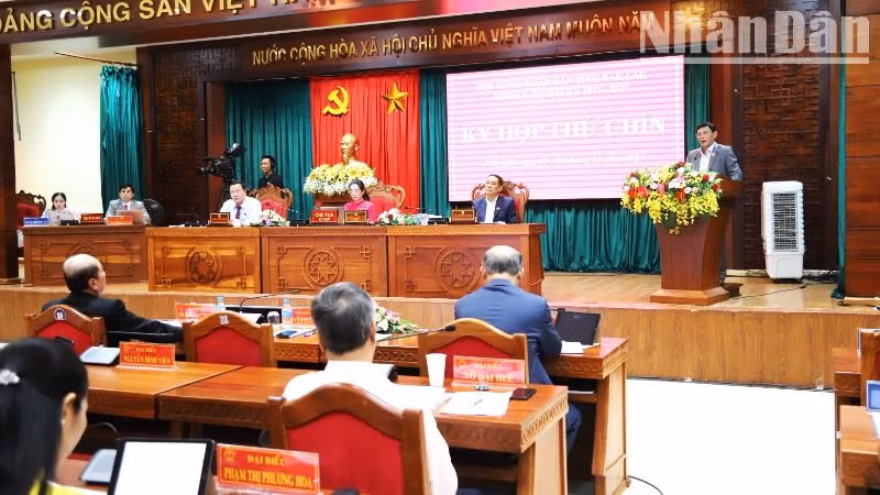 Phó Chủ tịch Thường trực Ủy ban nhân dân tỉnh Đắk Lắk Nguyễn Tuấn Hà giải trình, làm rõ những vấn đề mà các đại biểu Hội đồng nhân dân tỉnh quan tâm.
