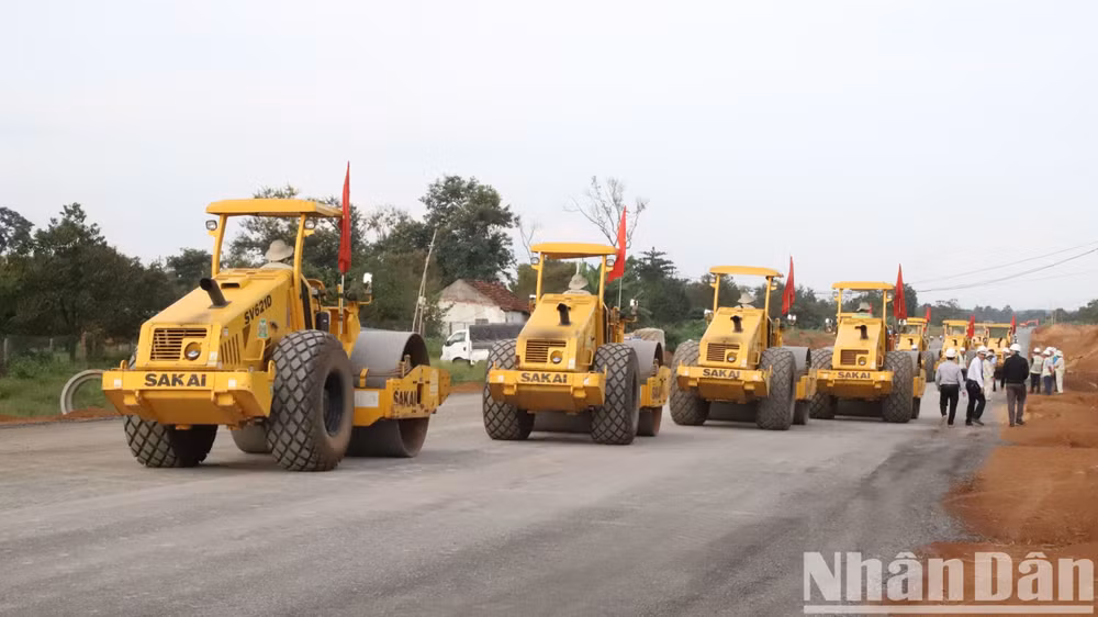 Các nhà thầu thi công đang đẩy nhanh tiến độ thi công dự án.