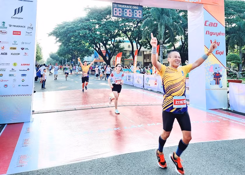 Niềm vui của các vận động viên khi về đích.