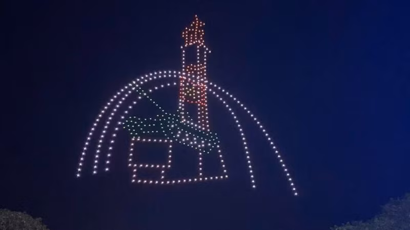 Drone xếp hình tượng đài chiến thành Buôn Ma Thuột.