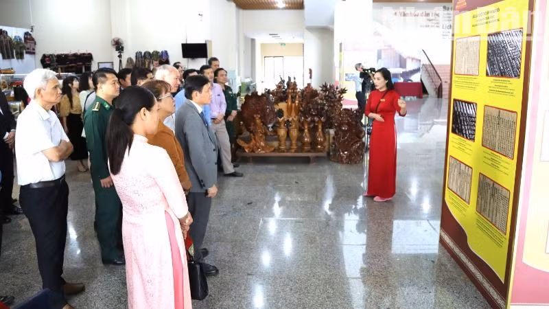 Các đại biểu thăm quan phần trưng bày lịch sử hình thành và phát triển tỉnh Đắk Lắk.